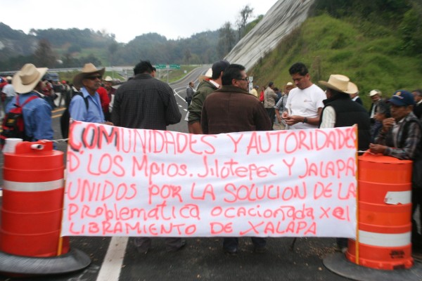 Habitantes de este municipio bloquearon la autopista Xalapa- Perote a la altura del puente de Jilotepec, en protesta por el incumplimiento y afectaciones ecológicas el daño a 33 manantiales en el 2012/Archivo Fotover Foto: Ambrosio Pablo