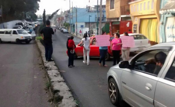 El caos vehicular en Rebsamen de esta mañana fue por el bloqueo a la vialidad por padres de la escuela Antonio Chedraui. Alumnos de segundo grado no tienen maestro  