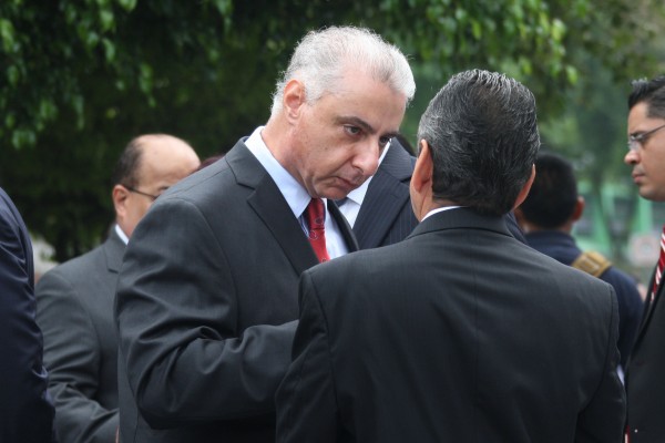 Momentos en que Juan Antonio Nemi Dib, titular del Consejo Estatal de Seguridad Pública, increpa a su sucesor en la Secretaría de Salud, Fernando Benítez Obeso, esta mañana momentos antes de dar inicio el Homenaje Luctuoso del ex gobernador Rafael Hernández Ochoa/Fotover