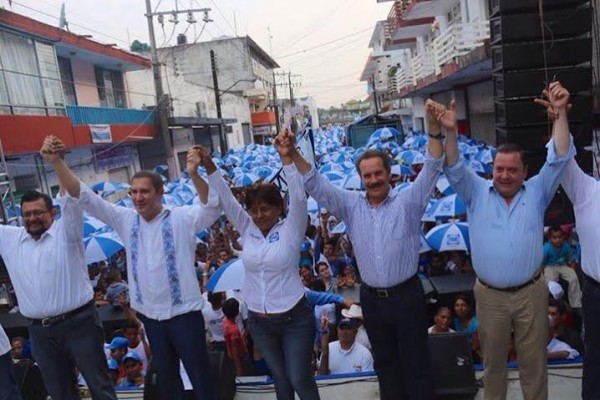 Miles de ciudadanos en Martínez de la Torre asistieron al mitin de Alba Leonila Méndez acompañada también por Rafael Moreno Valle gobernador de Puebla y Juan Bueno Torio diputado federal