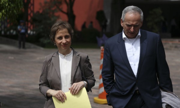 Carmen Aristegui y Edgardo Buscaglia, asistieron ayer lunes al foro "Conversatorio: Derechos Humanos y Antimafia Social en América Latina", realizado en la Comisión de Derechos Humanos del DF Foto: Saúl López/Cuartoscuro.com