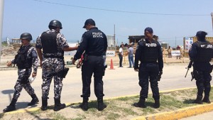Arturo Bermudez no detiene a los delincuentes, pero manda muchos policias a clausur una obra en Boca del Río