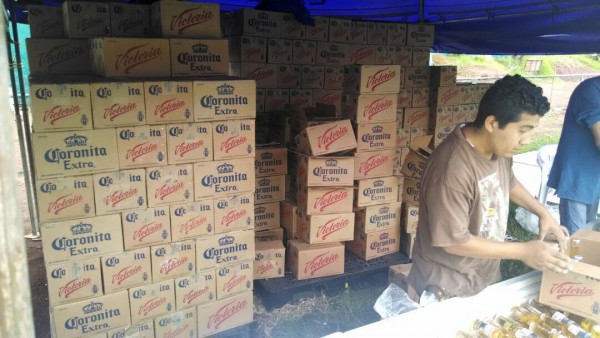 Desde las 11 30 de la mañana inció el baile y la repartición de cerveza/Plumas Libres