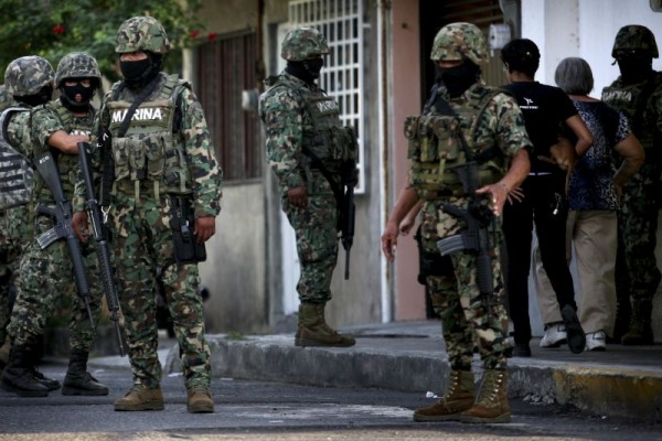 Los militares navales no han cobrado ni para gasolina ni sus sueldos en casi 1 año, Javier Duarte no les paga, denunciaron de manera anónima