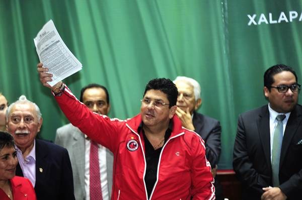 Fidel Kuri Grajales continúa usando a tiburones para ganar diputación por Orizaba