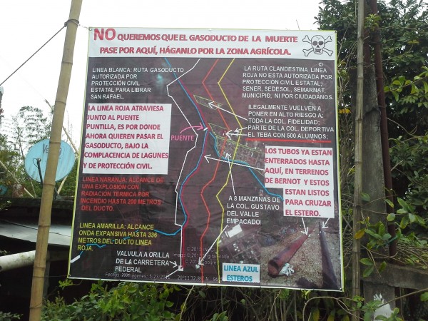 Vecinos colocaron lonas para informar a la población sobre el trazo del Gasoducto/Plumas Libres