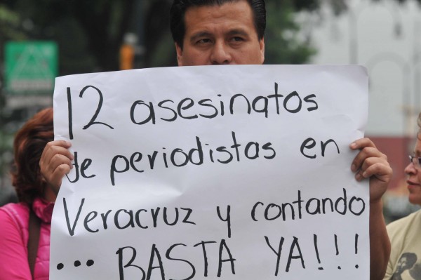 Protesta de comunicadores en Xalapa por el asesinato de su compañero Armando Saldaña el pasado 5 de Mayo/Fotover