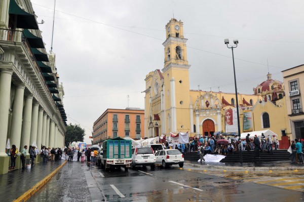 Organizaciones sociales e independientes, mantienen cerrada la calle de Enríquez frente a palacio de gobierno en manifestación para exigir al Gobierno del Estado, realice los pagos de las deudas que ascienden a más de 20 millones de pesos/FOTO: MIGUEL ÁNGEL CARMONA/FOTOVER.