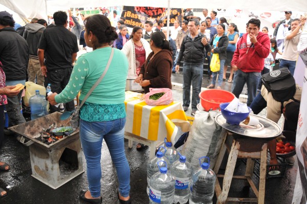 Carpa con comida en Enríquez/Foto: Miguel Angel Carmona-Fotover