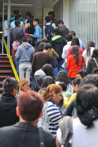 Miles de jóvenes aspirantes a ingresar a alguna carrera en la Universidad Veracruzana realizaron largas filas en las facultades para realizar el examen de admisión a la UV/Fotover