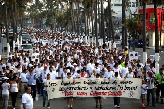 Fueron miles los que marcharon en Veracruz-Boca del Río en protesta por el incremento de asesinatos y desapariciones en Veracruz/ Foto cortesía NOTIVER