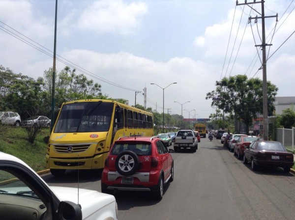 El bloque generó un caos via en la avenida Arco Sur una de las entradas a Xalapa/Foto: Francisco de Luna