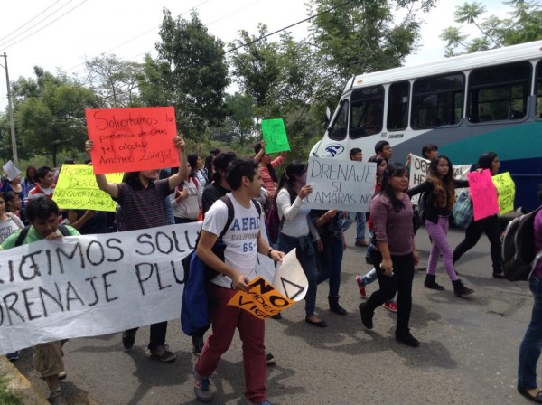 Los estudiantes de la UV anunciaron que si rectoría no los atiende volverán a bloquear la calle Arco Sur/Foto: Francisco de Luna
