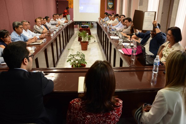 Reunión de legisladores locales con jerarcas cat;olicos en el Palacio Legislativo/Plumas Libres