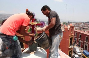 Pese a que trabajan arduo y bajo el sol todos los dias, los albañiles de Veracruz son mal pagados