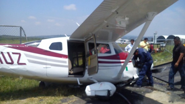 La avionete cayó sobre la autopista y luego saltó hacia terreno del aeropuerto de Xalapa/Foto: José Efraían