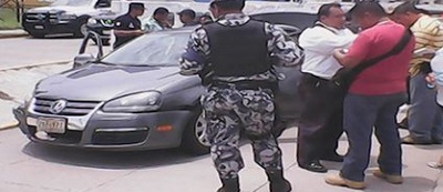 Quedó abandonado con varias huellas de la balacera el vehículo del hombre al que se llevaron