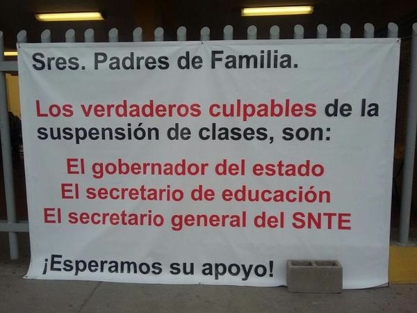 Lona colocada en la escuela primaria José Maria Morelos/Plumas Libres