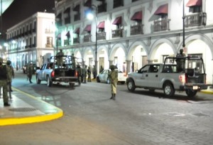 Como en una película del viejo oeste, los policias y navales persiguieron a los asaltantes echando bala por las calles del puerto
