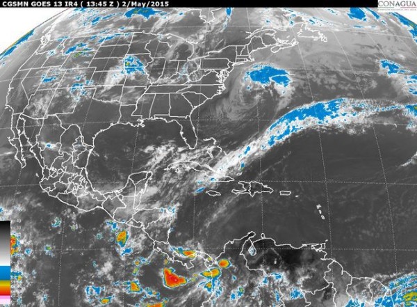El canal de baja presión extendido sobre el suroeste del golfo de México mantiene el cielo mayormente nublado sobre Veracruz y sur de Tamaulipas .