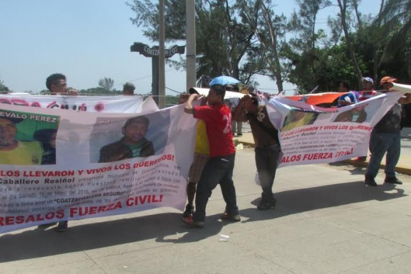 Durante más de 20 horas bloquearon la autopista Coatzacoalcos-Minatitlán exigiendo que Fuerza Civil regrese a sus familiares/ Foto Plumas Libres