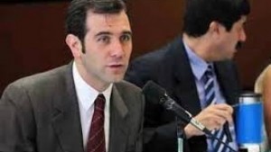 El "criollo exquisito", se niega a presentar su renuncia al INE