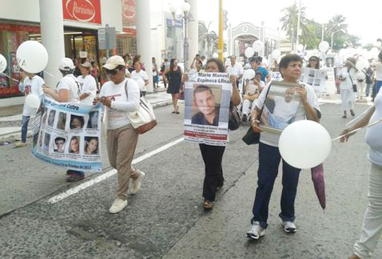 Cientos de madres en Veracruz marcharon para pedir a Javier Duarte, su gobierno agilice nvestigaciones de desaparecidos