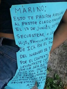 Un mensaje clavado en su cuerpo lo señala de haber protagonizado asesinatos y secuestros en Coatzacoalcos/ Foto Plumas Libres