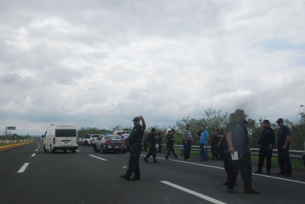 Elementos de seguridad cerraron el paso en tramo Xalapa-Veracruz en tanto retiraban cuerpos/ Foto Plumas Libres