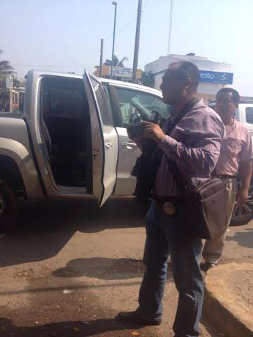 Oficiales de la PGR aplicando rudeza no necesaria contra estudiantes/ Foto Plumas Libres