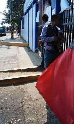 Elementos de la PGR llegaron armados y amenazaron a estudiantes para que levanten huelga/ Foto Plumas Libres