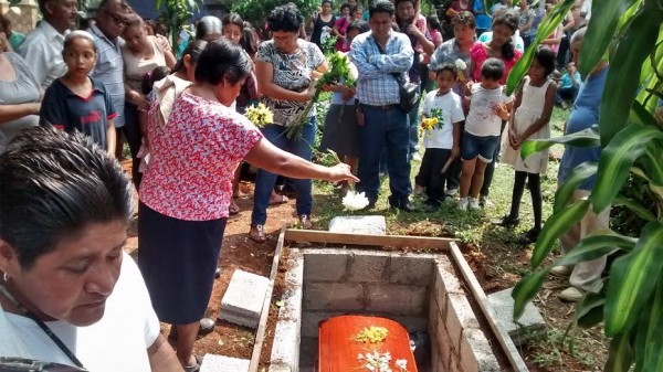 Su familia en el último adiós al comunicador/ Plumas Libres
