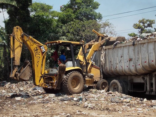 Los vecinos piden se cancela el basuerro y remedien la zona afectada/Plumas Libres