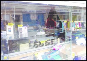 En pleno centro los delincuentes alzaron la cortina de acero y rompieron cristal/Foto cortesía de NOTIVER