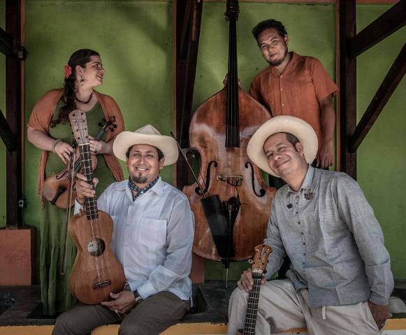 En la presentación del nuevo disco SON DE MADERA, rindió un emotivo homenaje a Aleph Castañeda ex integrante del grupo recién fallecido.
