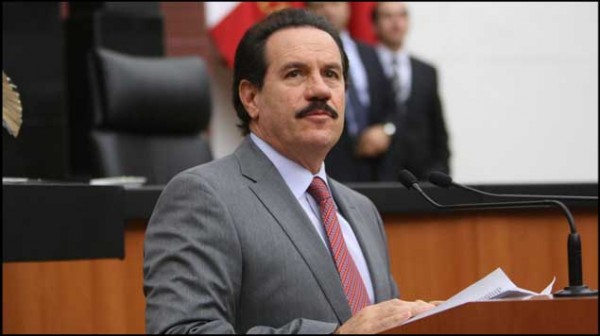 Al menos 8 mil millones de pesos han sido desviados de SEDESOL Veracruz con la complacencia de la secretaria Rosario Robles Berlanga, denunció Juan Bueno Torio diputado federal panista