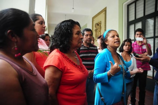 La tercera protesta del día fue de habitantes de la colonia Rotaria, exigieron al alcalde Américo Zúñiga les cumpla con obras prometidas en campaña/ Foto F de Luna