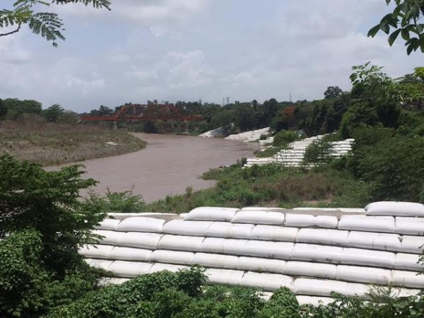 El muro para contener el río esta hecho de costales de arena/Foto: Daniela Jácome
