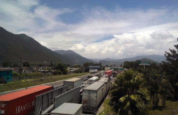 Manifestantes de Acultzingo extendieron su protesta a la autopista Puebla- Veracruz , al cerrar desde esta mañana el paso vehicular a la altura de la comunidad Cecilio Terán, en el tramo Acatzingo- Ciudad Mendoza/Fotover