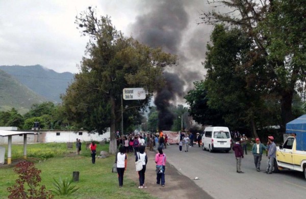 Ayer viernes los habitantes de Acultzingo quemaron una patrullas de SSP por "proteger" a los grupos delictivos/Fotover