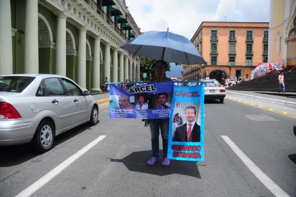 Doña Julieta Flores lleva meses demandando que la reinstalen en su trabajo de secretaria/ FOTOVER