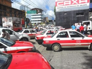 "Un engendro" y a "base de burradas" califican taxistas de Xalapa, nuevo reglamento de tránsito que busca recuperar dinero en grandes sumas