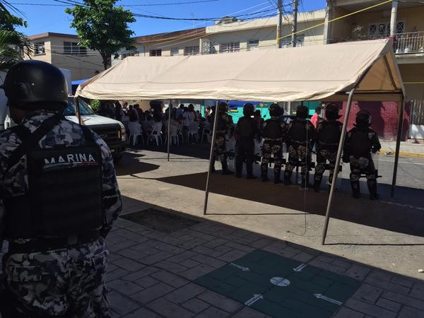 La policía Naval se mantuvo resguardando la Junta Distrital/Foto: XEU