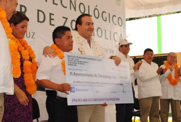 El gobernador Javier Duarte entregó hace dos años un cheque "sinbólico", recursos que nunca recibieron los habitantes de Tehuipango