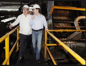 Para quién son las maletotas de dinero que estos personajes sacan de Veracruz y por qué por el aeropuerto de Toluca