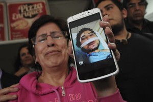 Esta madre de uno de los 8 jóvenes atacados en la UV, piden le dejen ver a su hijo. Foto RUBÉN ESPINOSA /CUARTOSCURO.COM