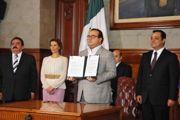 Javier Duarte esta mañana en palacio de gobierno al dar a conocer su iniciativa de ley para prohibir la venta de alcohol después de las 2 am/Fotover