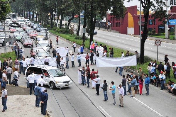 Los titulares de los vereficentros bloqueaton la avenida Lazaro Cárdenas/Fotover