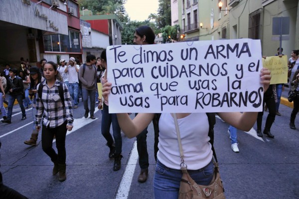 Protesta de universitarios ayer en Xalapa para pedir justicia por sus compañeros agredidos por un comando armado/Fotover