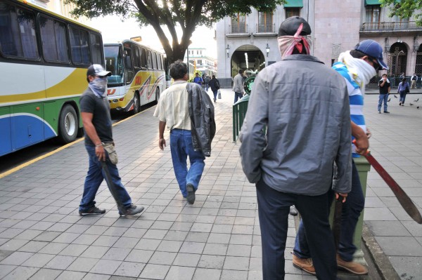 Los seudo campesinos de la Codeci no dejaron que los tomaran fotografías y agredieron a los reporteros/Fotover